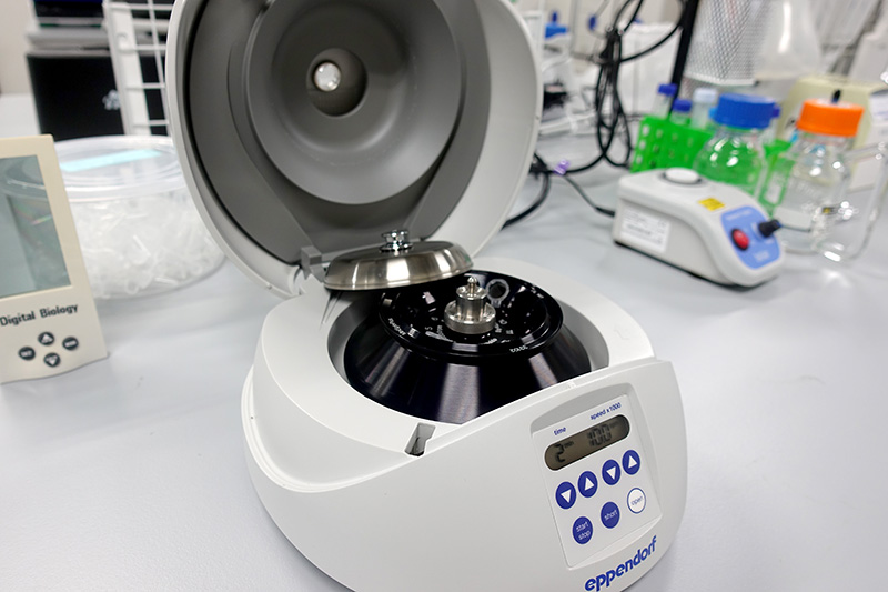 Desktop high-speed centrifuge